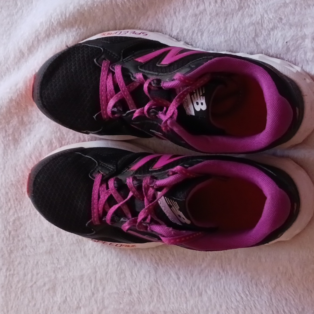 Tennis shoes